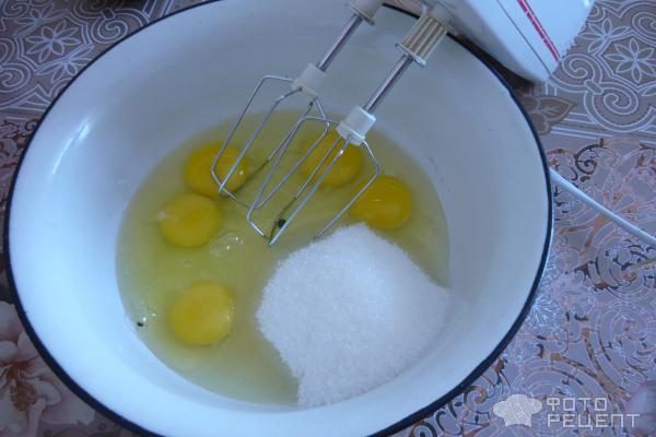 Яйца взбиваем с сахаром