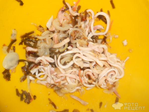 Салат из кальмаров с морской капустой фото