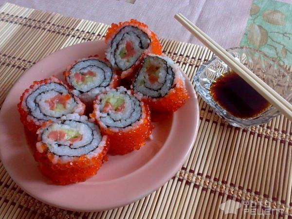 Праздничные суши с красной икрой фото
