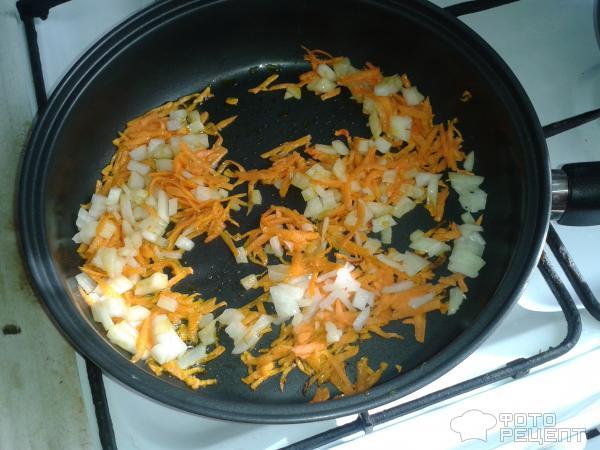Поджарить морковь и лук
