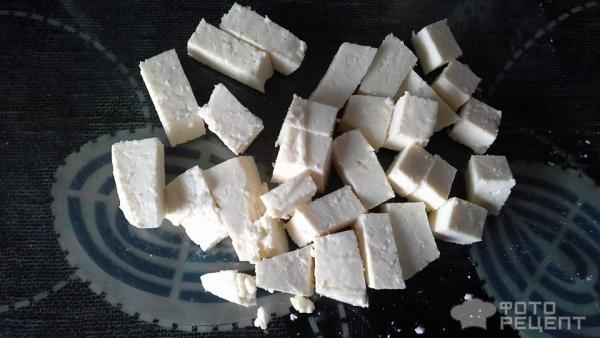 Домашний сыр нарезать кубиками