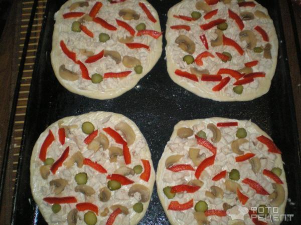 Мини-пиццы с курицей и болгарским перцем фото