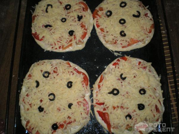 Мини-пиццы с курицей и болгарским перцем фото