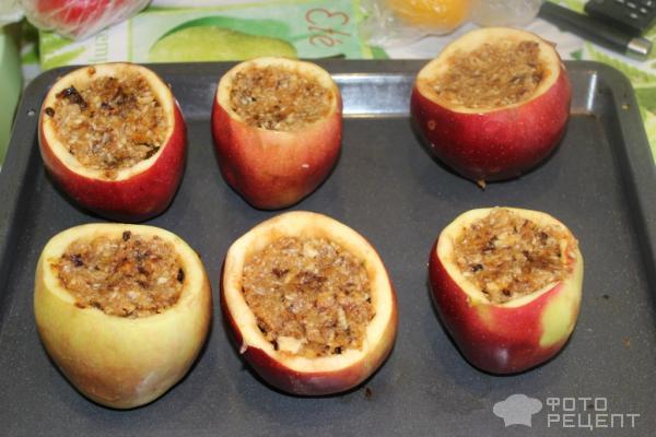 Запеченые яблоки, фаршированные курагой и грецкими орехами с медом фото