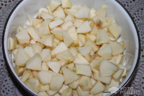 Бисквит с яблоками и орехами в мультиварке фото