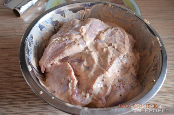 Свинина с базиликом, запеченная в фольге фото