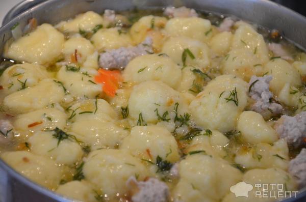 суп с картофельными клецками, фрикадельками и крупой
