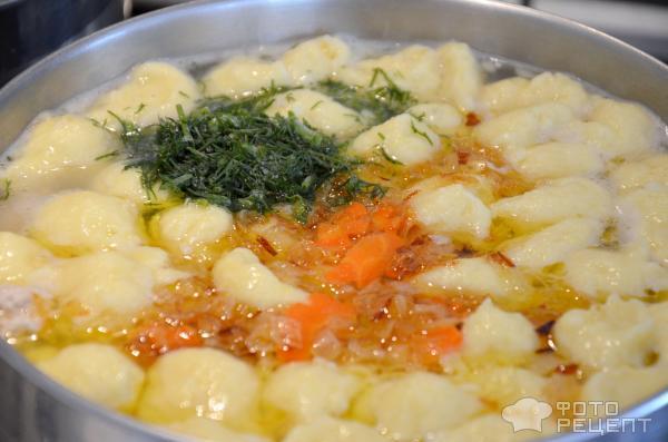 суп с картофельными клецками, фрикадельками и крупой