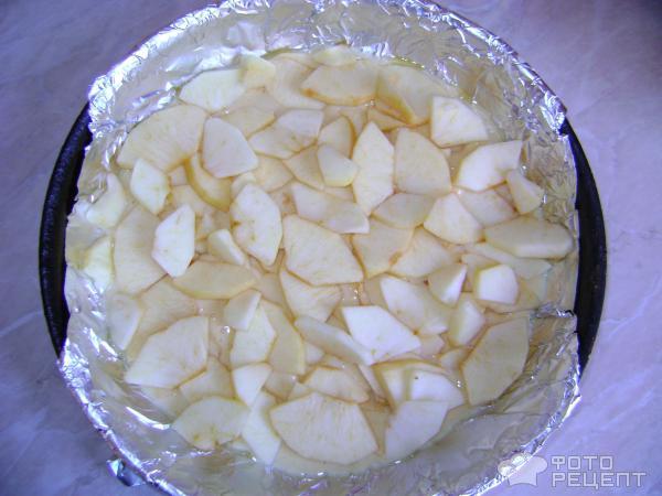 Яблочный бисквитный пирог фото