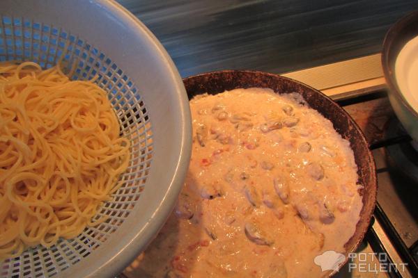Спагетти с морепродуктами в сливочно-томатном соусе фото