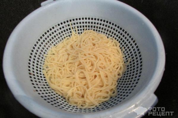 Спагетти с морепродуктами в сливочно-томатном соусе фото