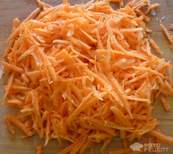 Горбуша, запеченная под шубой из моркови и лука фото