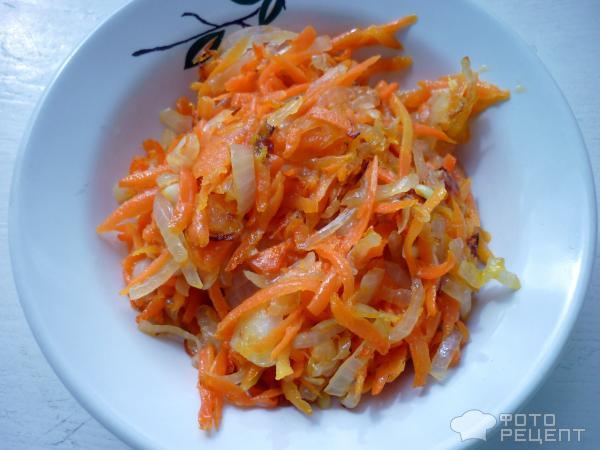 Горбуша, запеченная под шубой из моркови и лука фото