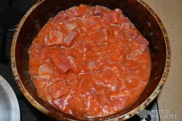 добавляем мясо в томатную пасту