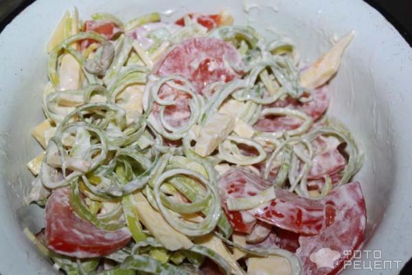 салат из лука-порея, свиной корейки и сыра