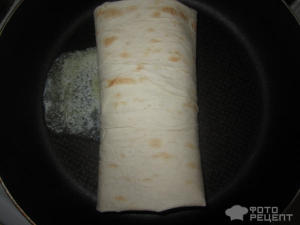 Лаваш с начинкой из белых грибов, помидор и сыра сулугуни фото