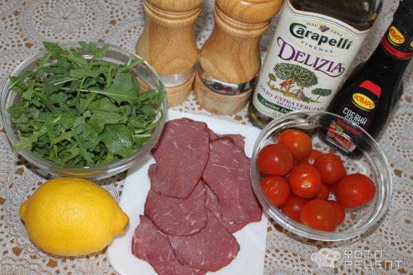 Салат с ветчиной, помидорами и рукколой фото