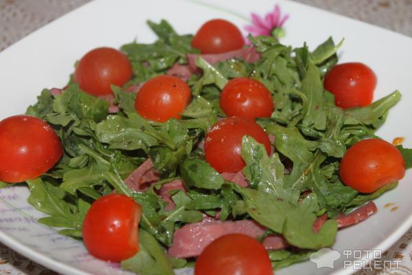 Салат с ветчиной, помидорами и рукколой фото
