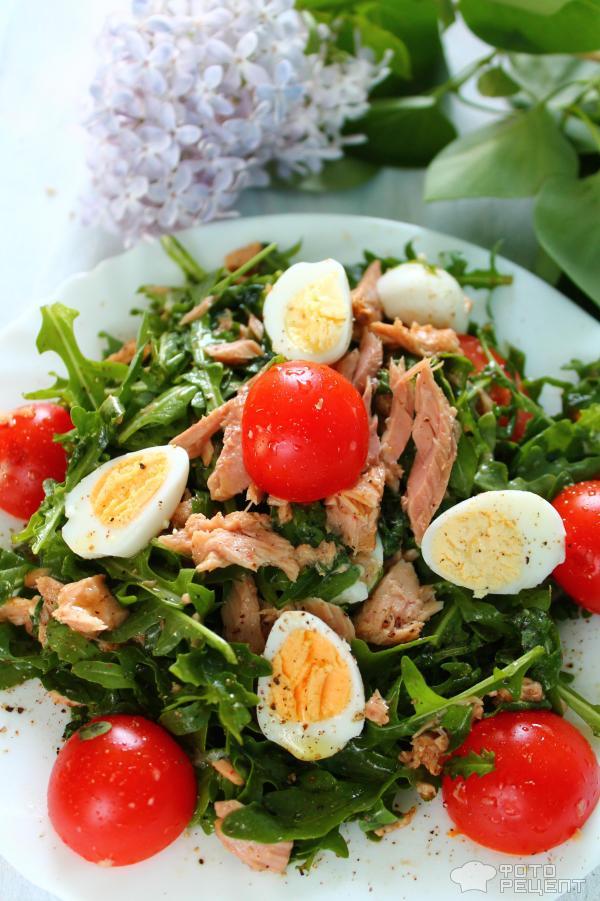 Салат с консервированным тунцом и перепелиными яйцами - рецепт с фото пошагово