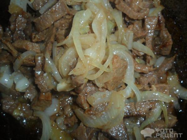 Мясо жареное с луком и чесноком фото