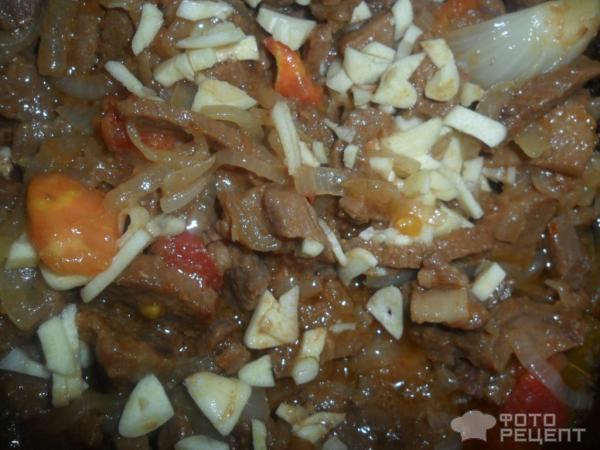 Мясо жареное с луком и чесноком фото