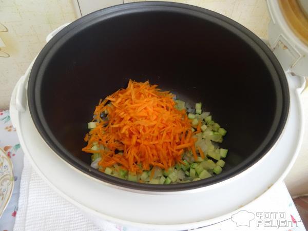 Морковь обжаривается с луком и кабачком