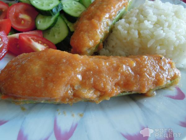 Фаршированные кабачки курицей Лодочки с овощным соусом фото