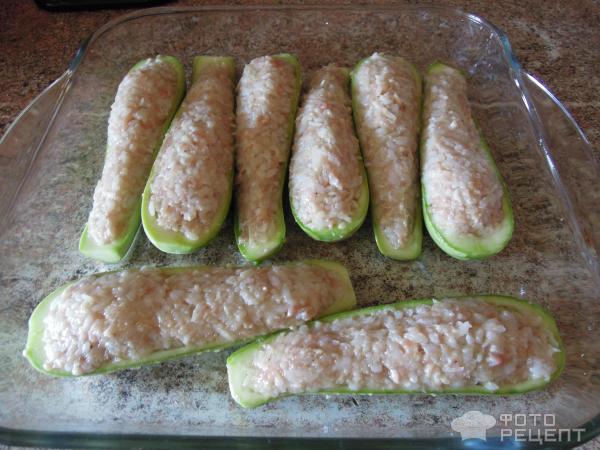 Фаршированные кабачки курицей Лодочки с овощным соусом фото