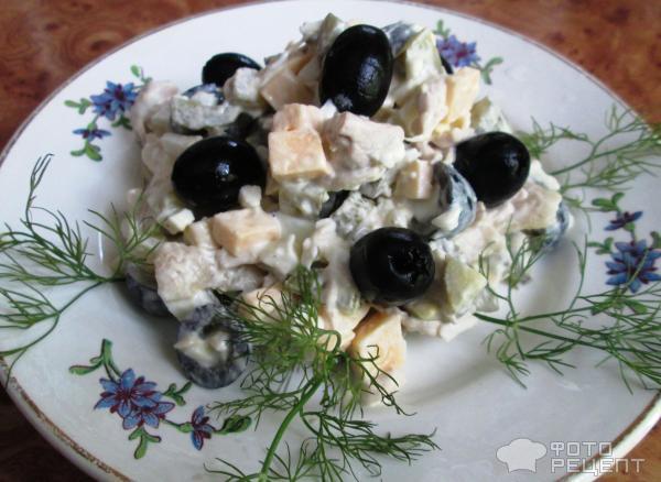 Салат с оливками, сыром и курицей фото