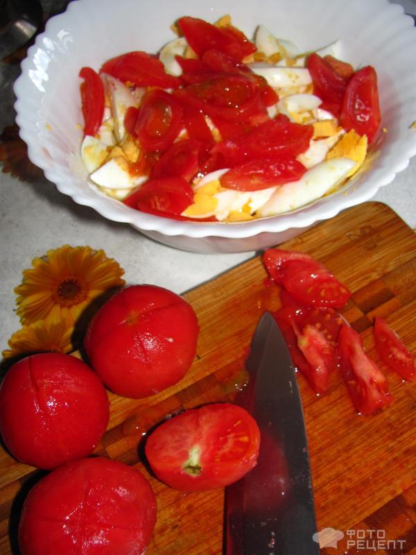 Салат Джулия Робертс с крабовыми палочками, помидором и яйцом фото