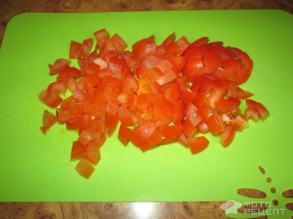 Салат с помидорами, сыром и сухариками фото