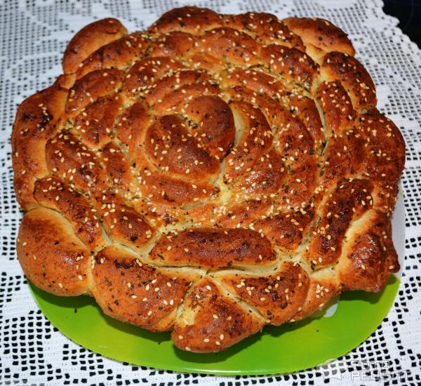 Турецкий чесночный хлеб Роза с базиликом фото