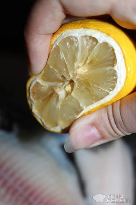 смочить тилапию лимонным соком