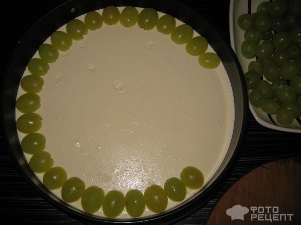 Творожный торт с зеленым виноградом в желе фото