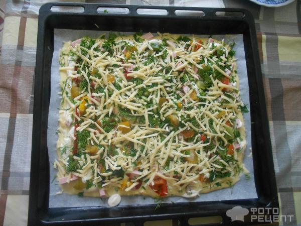 Домашняя пицца с колбасой на тонком дрожжевом тесте