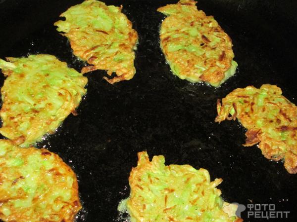 Оладьи из кабачков с чесночком - быстро, дешево и вкусно! фото