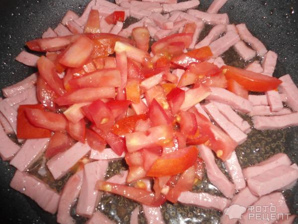 Омлет с помидорами и колбасой фото