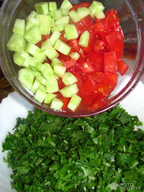 Салат с мизуной, рукколой и овощами фото