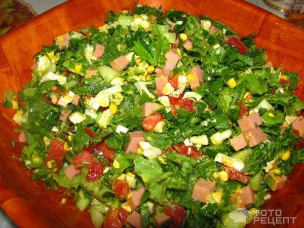 Салат с мизуной, рукколой и овощами фото