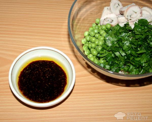 Рисовый салат с куриными рулетиками и зеленым горошком фото