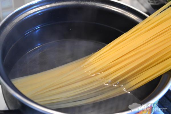 Спагетти с соусом песто, моцареллой и томатами чери фото