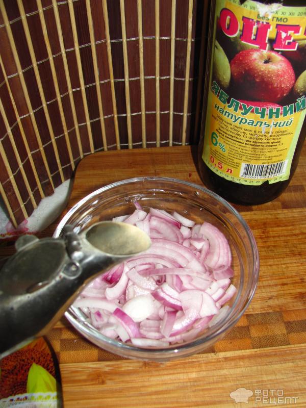 Салат из момордики и мидий в томатных корзиночках фото