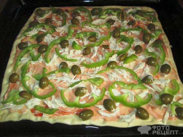 Пицца с курицей, оливками и болгарским перцем фото