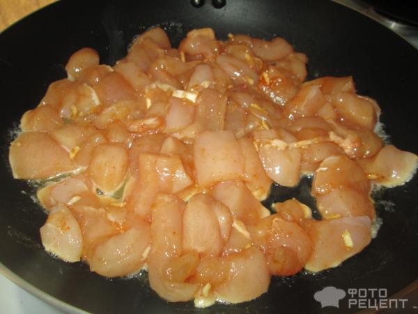 курица на сковороде со сметаной и соевым соусом. 27245382. курица на сковороде со сметаной и соевым соусом фото. курица на сковороде со сметаной и соевым соусом-27245382. картинка курица на сковороде со сметаной и соевым соусом. картинка 27245382. и порежем ее на небольшие кусочки. Положим в блюдо и добавим 2 столовых ложки соевого соуса,