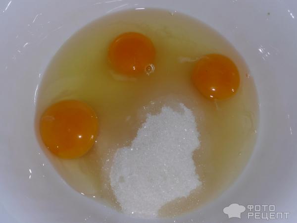Оставшиеся 3 яйца взбиваем с 1 стаканом сахара