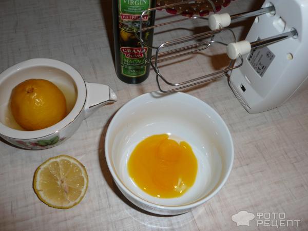 Взять 1 яйцо, отделить желток от белка и взбить с растительным маслом