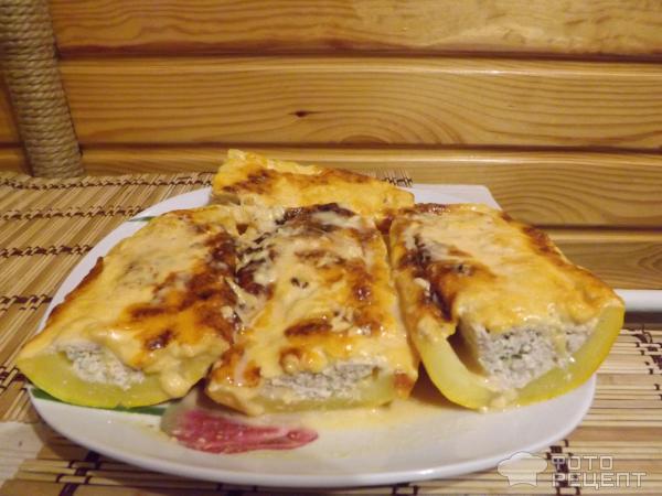 Фаршированные кабачки курицей Лодочки с овощным соусом фото