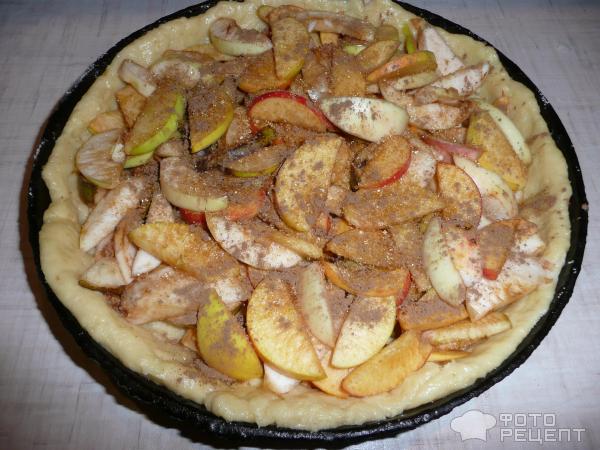 Укладываем начинку в пирог, посыпаем сахаром и корицей.