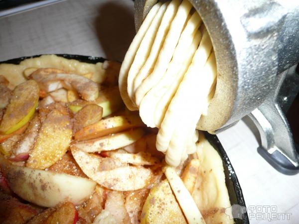 Верхнюю корочку формируем с помощью мясорубки.