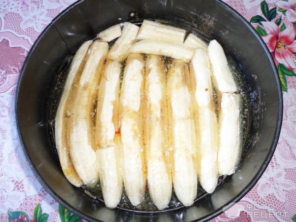 Банановый пирог-перевёртыш с карамелью и орехами